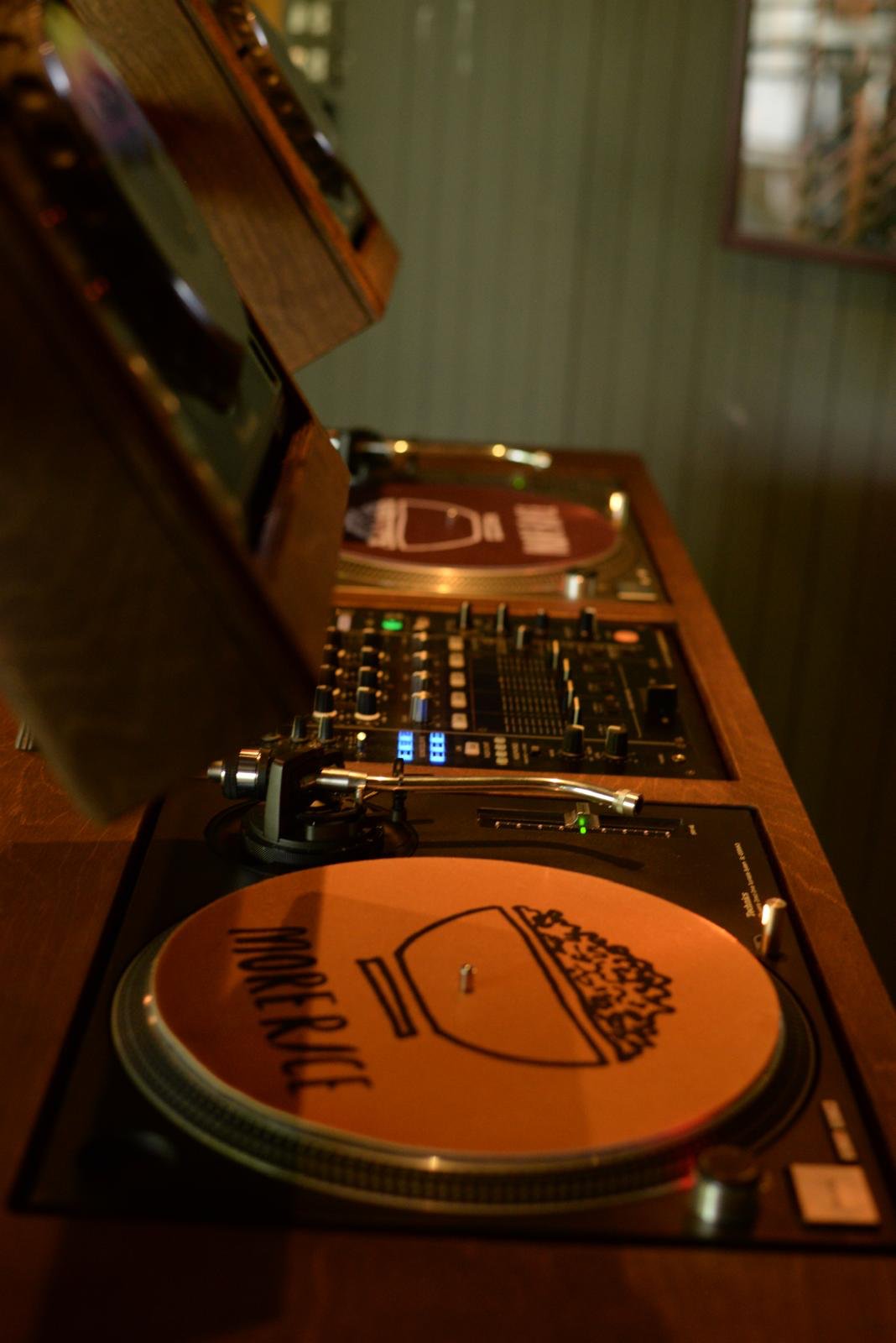 Build 004 turntables with slipmats
