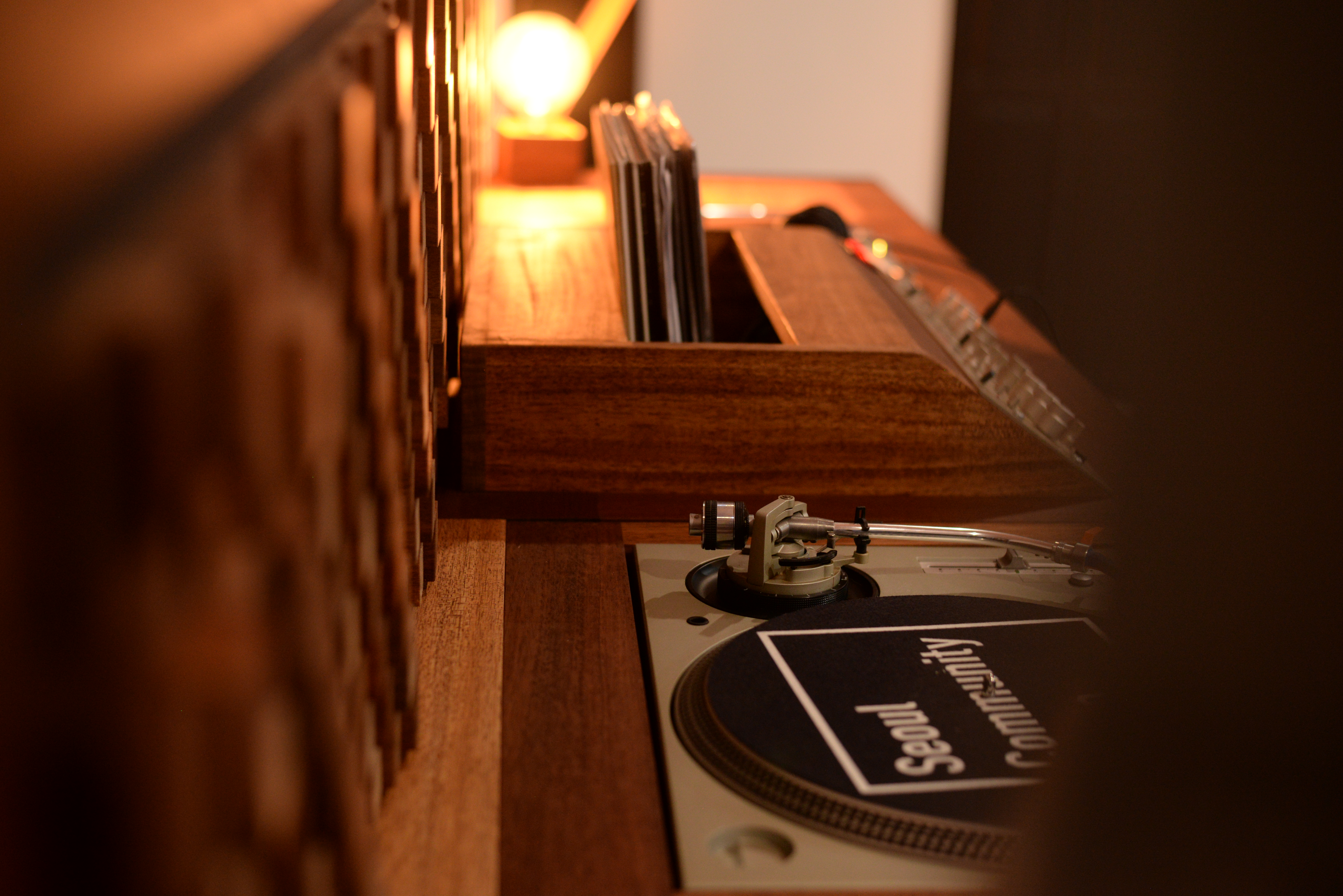 Build 001 turntable Seoul Community