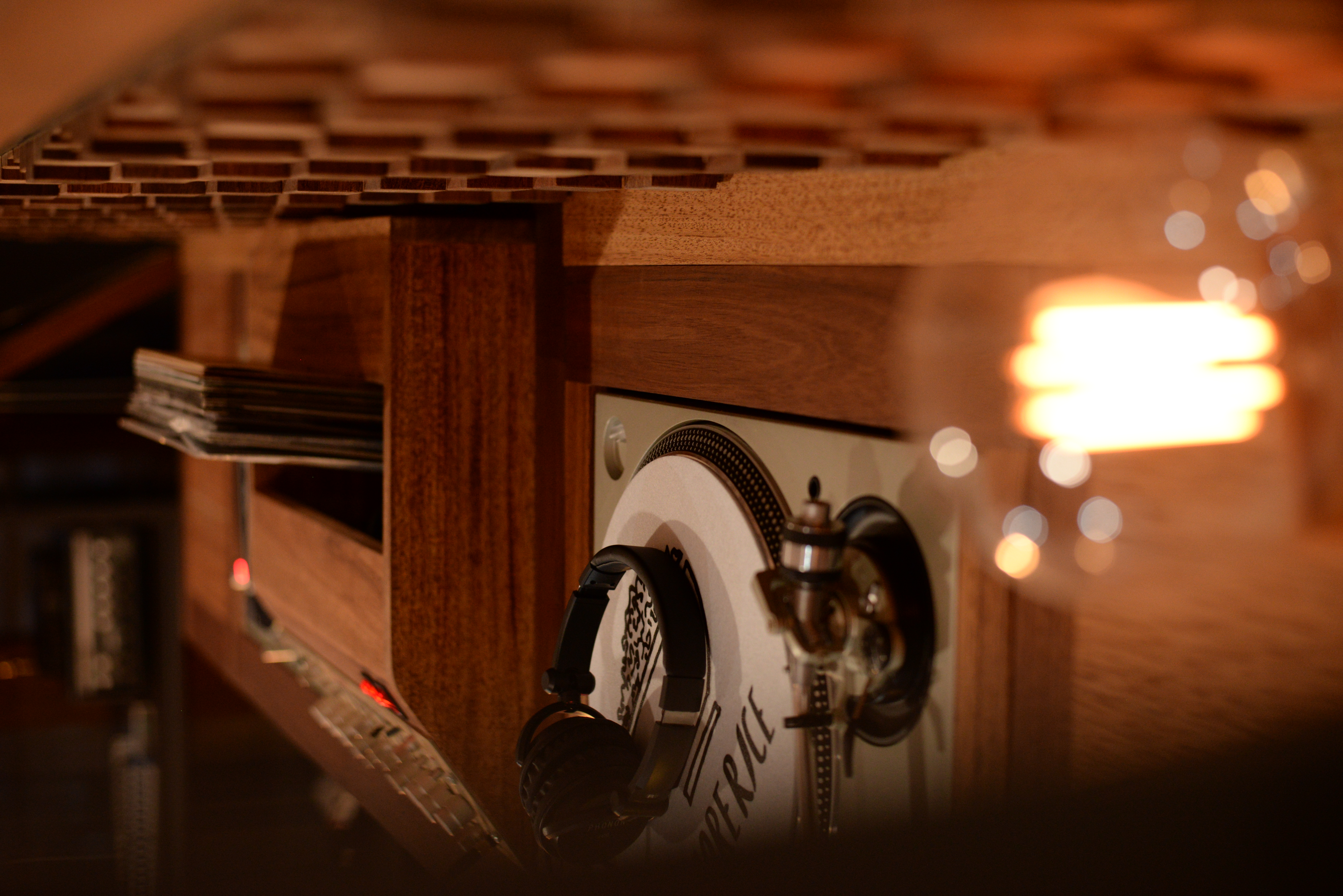 Build 001 turntable candlelight